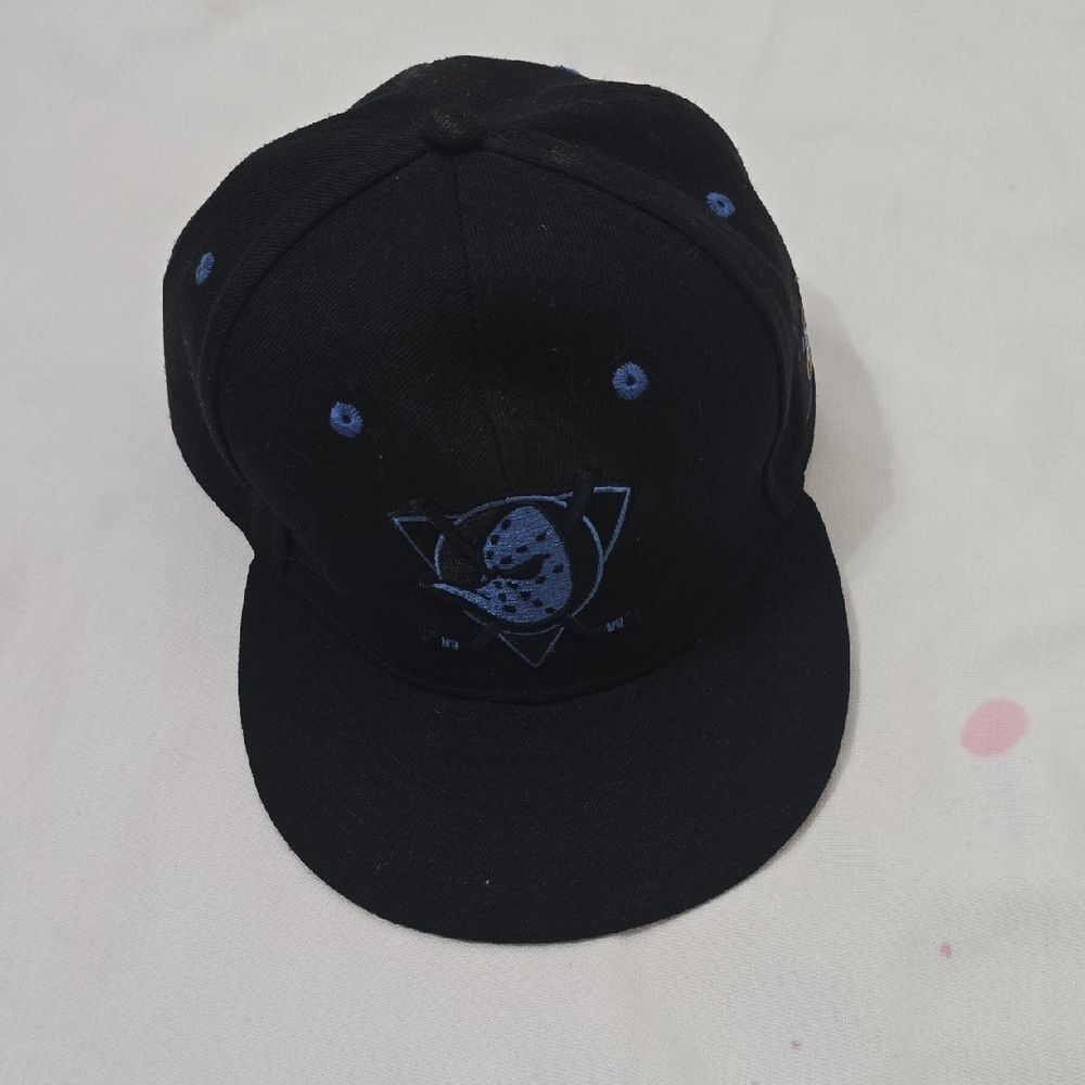 Anaheim MIGHTY DUCKS Black and‎ Blue Logo Cap